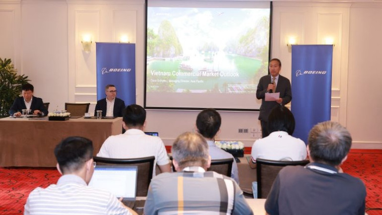 Ông Nguyễn Vũ Michael, Giám đốc Boeing Việt Nam phát biểu tại cuộc họp báo.