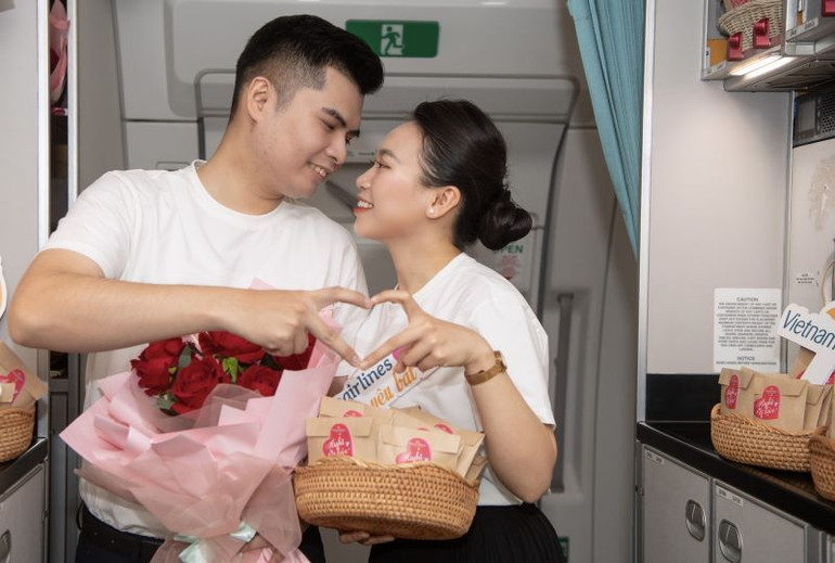 Những tiếp viên đặc biệt này mặc áo polo đồng phục nhưng có thêm nửa hình trái tim lớn trên mỗi chiếc, để tạo thành một trái tim trọn vẹn khi 2 vợ chồng sánh vai.