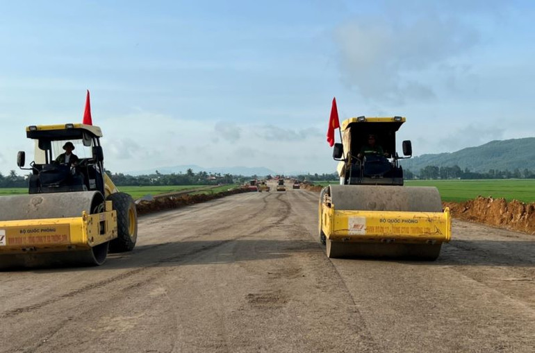 Thi công lu lèn mặt đường.