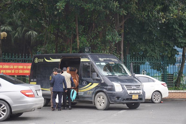 Hiện nay, đang xảy ra tình trạng xung đột giữa xe limousine và xe tuyến cố định. Xe limousine không phải đăng ký và thuận tiện cho người dân, nên hành khách có xu thế chuộng xe limousine. Hiện nay, đang xảy ra tình trạng xung đột giữa xe limousine và xe tuyến cố định. Xe limousine không phải đăng ký và thuận tiện cho người dân, nên hành khách có xu thế chuộng xe limousine.