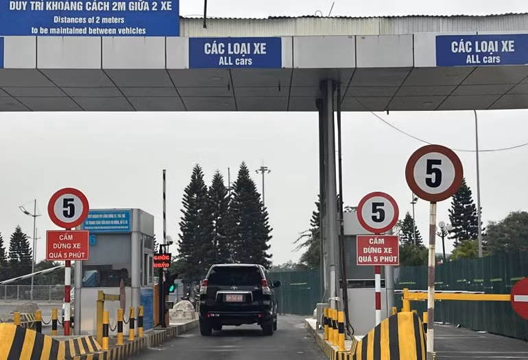 Lắp đặt thiết bị thu phí ETC sân bay do ACV triển khai, còn kết nối vào nhà cung cấp dịch vụ vẫn sẽ là 2 nhà cung cấp là Công ty VDTC và VETC. Lắp đặt thiết bị thu phí ETC sân bay do ACV triển khai, còn kết nối vào nhà cung cấp dịch vụ vẫn sẽ là 2 nhà cung cấp là Công ty VDTC và VETC.