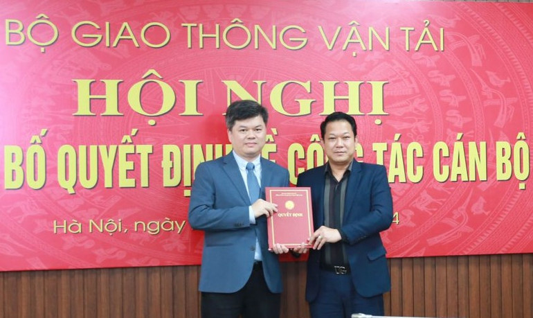 Trao quyết định bổ nhiệm của Hội đồng thành viên bổ nhiệm ông Long đảm nhiệm chức vụ Tổng Giám đốc VATM.