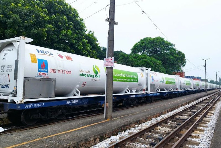 Đây là chuyến tàu đầu tiên PV GAS thí điểm sử dụng loại hình vận tải đa phương thức (kết hợp đường bộ, đường sắt) vận chuyển LNG từ nam ra bắc.