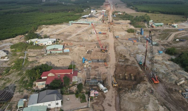 Thi công tuyến đường T1 kết nối từ quốc lộ 51 vào sân bay Long Thành.