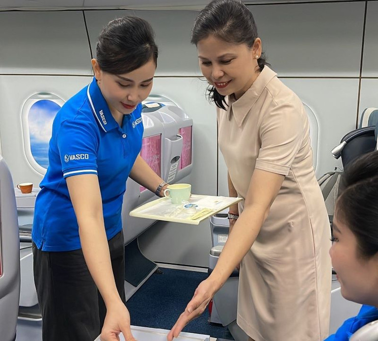 Chị Uyên hy vọng những tiếp viên trẻ sẽ tiếp nối tinh thần “Tự tin, tận tâm và sẵn sàng vươn xa”, để không chỉ đáp ứng được nhu cầu của hành khách mà còn vượt qua mong đợi của họ. Chị Uyên hy vọng những tiếp viên trẻ sẽ tiếp nối tinh thần “Tự tin, tận tâm và sẵn sàng vươn xa”, để không chỉ đáp ứng được nhu cầu của hành khách mà còn vượt qua mong đợi của họ.