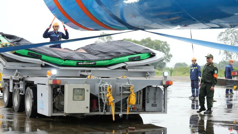 Tổ chức di dời tàu bay mất khả năng di chuyển bằng bộ thiết bị cứu hộ.