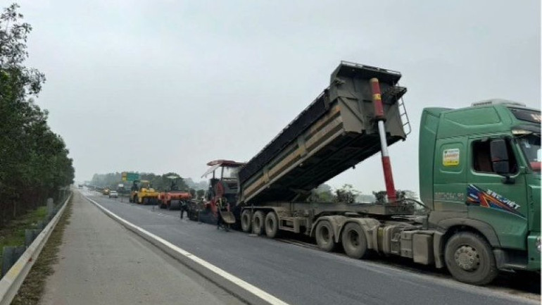 Thi công thảm bê-tông nhựa mặt đường cao tốc Nội Bài-Lào Cai.