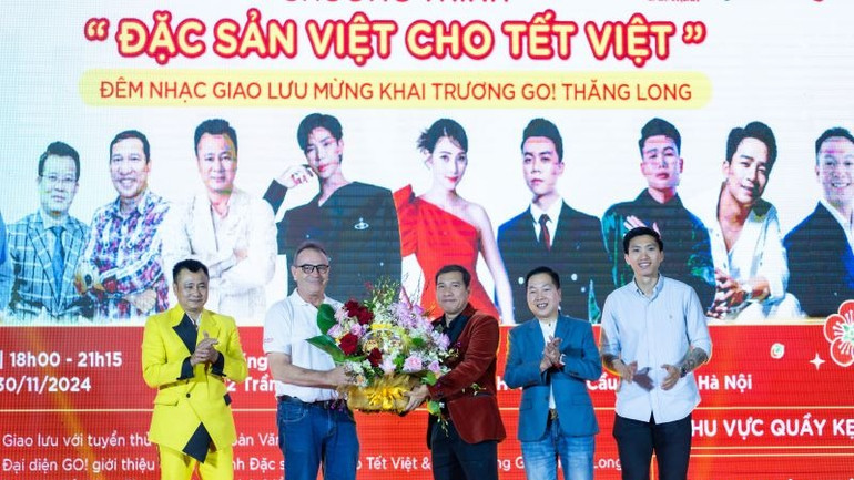 Hoạt động ca nhạc với sự góp mặt của nhiều nghệ sĩ nổi tiếng trong đêm khai mạc chương trình.