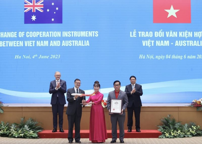 Chủ tịch Hội đồng quản trị Vietjet Nguyễn Thị Phương Thảo và Tổng giám đốc Vietjet Đinh Việt Phương nhận Chứng nhận mở đường bay mới Thành phố Hồ Chí Minh-Brisbane. Chủ tịch Hội đồng quản trị Vietjet Nguyễn Thị Phương Thảo và Tổng giám đốc Vietjet Đinh Việt Phương nhận Chứng nhận mở đường bay mới Thành phố Hồ Chí Minh-Brisbane.