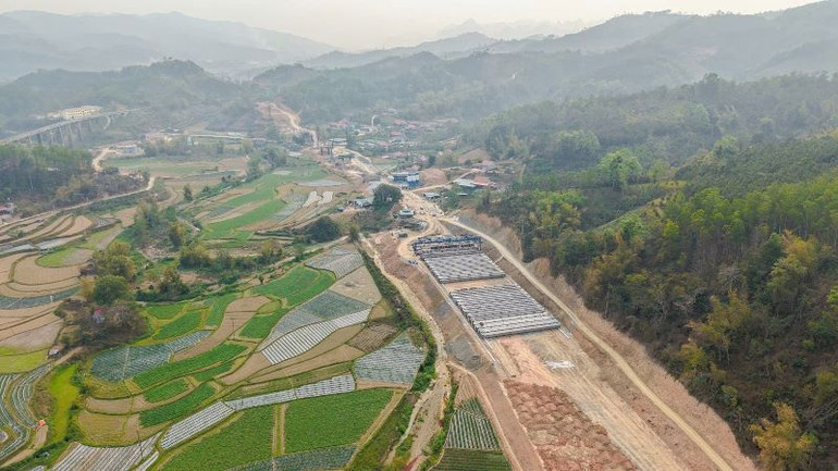 Năm 2021, khi Luật PPP chính thức có hiệu lực, số lượng dự án PPP khởi công mới đã giảm sâu, chỉ còn một vài công trình, tiêu biểu nhất là dự án đường cao tốc Đồng Đăng-Trà Lĩnh được triển khai.