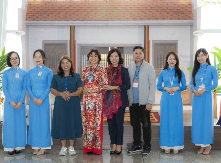 Bà Nguyễn Thị Kim Ngân, Phó Giám đốc Cảng Hàng không quốc tế Nội Bài cùng với các nghệ nhân tham gia chương trình tuần lễ văn hóa.