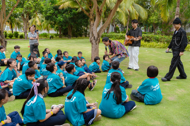 Giao lưu âm nhạc ngoài trời cùng các nghệ sĩ của SpaceSpeakers Group.