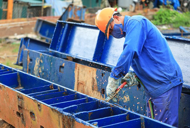 Thi công cầu Vĩnh An trên tuyến cao tốc bắc-nam.