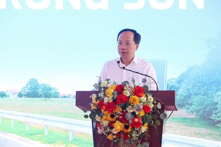 Thứ trưởng Giao thông vận tải Nguyễn Duy Lâm phát biểu tại buổi lễ. Thứ trưởng Giao thông vận tải Nguyễn Duy Lâm phát biểu tại buổi lễ.