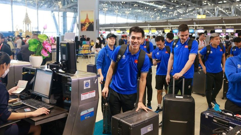 Các cầu thủ lên đường về nước.
