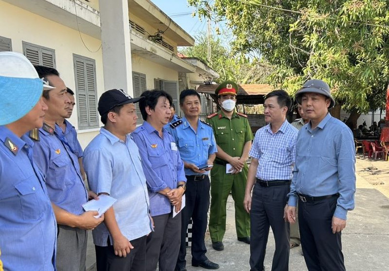 Tổng Giám đốc Tổng Công ty Đường sắt Việt Nam Hoàng Gia Khánh (đội mũ cối ngoài cùng bên phải) có mặt tại hiện trường chỉ đạo khắc phục sự cố, động viên các đơn vị thi công.