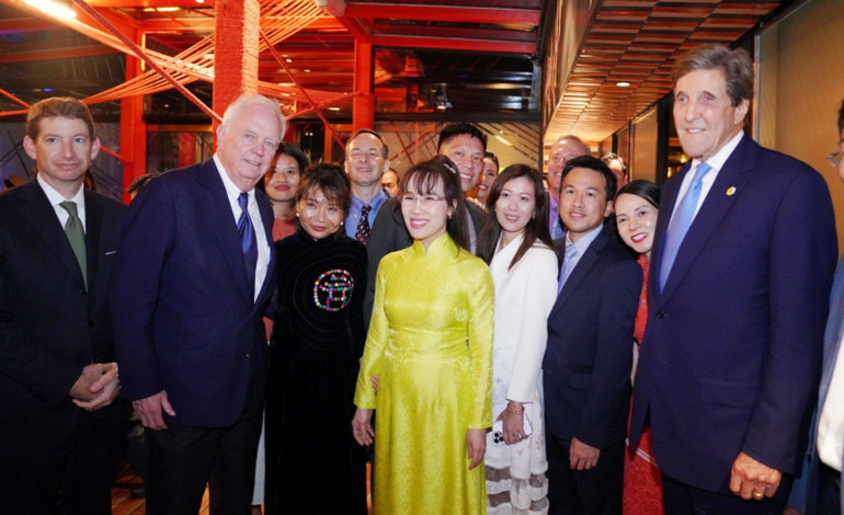 Đặc phái viên Tổng thống Mỹ John Kerry hoan nghênh và chúc mừng cho hợp tác giữa Vietjet và Boeing. Đặc phái viên Tổng thống Mỹ John Kerry hoan nghênh và chúc mừng cho hợp tác giữa Vietjet và Boeing.