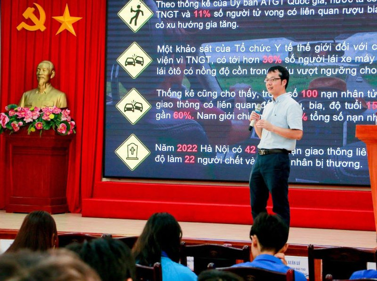 Chương trình có sự hướng dẫn của 5 giảng viên chính.