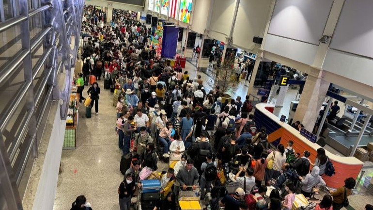 Hành khách làm thủ tục đi máy bay tại Cảng Hàng không Quốc tế Tân Sơn Nhất.