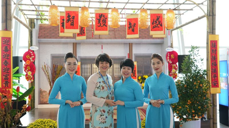 Bà Nguyễn Thị Kim Ngân Phó Giám đốc Cảng Hàng không quốc tế Nội Bài (người thứ hai từ trái qua) cùng một số cán bộ, nhân viên trực ngày 14/2 có mặt tại sự kiện.