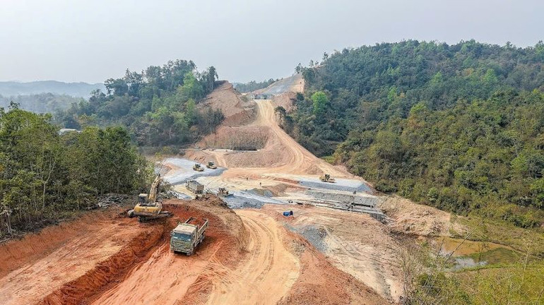 Tập đoàn Đèo Cả yêu cầu các nhà thầu tiếp tục bổ sung nhân lực, máy móc, tập trung đẩy nhanh tiến độ.