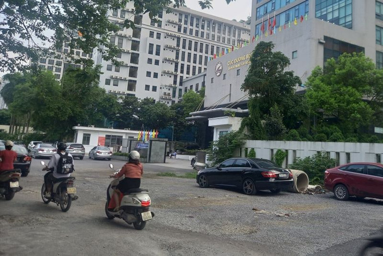 Việc thi công dở dang của đoạn đường gây hình ảnh, ấn tượng không tốt về công tác quản lý đô thị của địa phương.