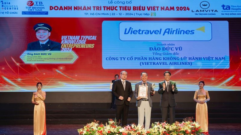Trao giải thưởng "Doanh nhân trí thức tiêu biểu Việt Nam" cho Tổng Giám đốc Vietravel Airlines, doanh nhân Đào Đức Vũ.