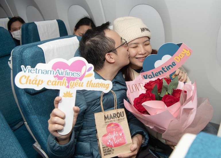 Vietnam Airlines đã mang đến những trải nghiệm dịch vụ thú vị và ngọt ngào cho hàng trăm hành khách trên chặng bay Hà Nội đi Thành phố Hồ Chí Minh và ngược lại trong ngày lễ Tình nhân.