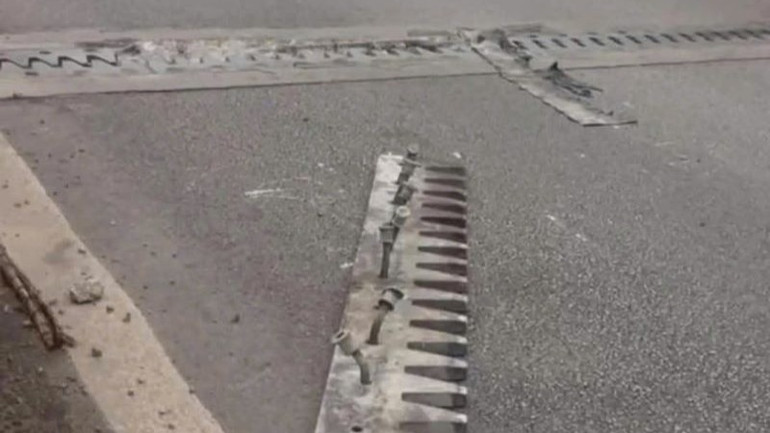 Ban Quản lý dự án 2 (chủ đầu tư dự án) đã lập tức chỉ đạo các đơn vị gấp rút xử lý để bảo đảm cho phương tiện lưu thông an toàn. Ban Quản lý dự án 2 (chủ đầu tư dự án) đã lập tức chỉ đạo các đơn vị gấp rút xử lý để bảo đảm cho phương tiện lưu thông an toàn.