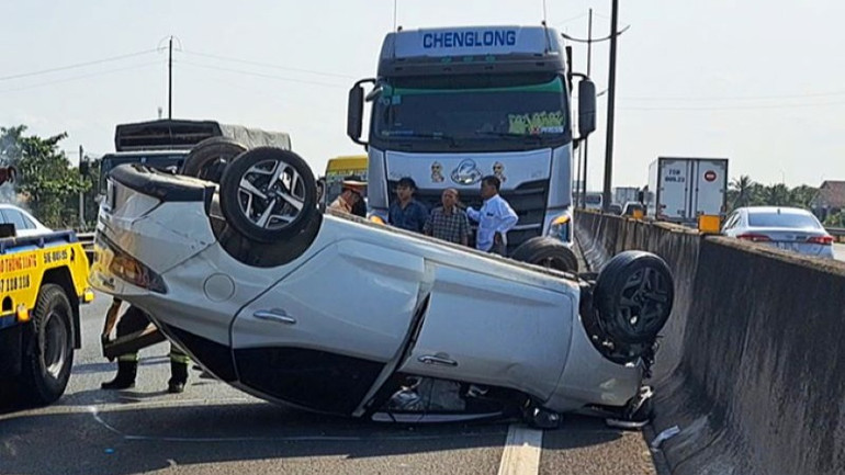 Mặc dù là tuyến giao thông huyết mạch nối Thành phố Hồ Chí Minh với các tỉnh miền tây nhưng tai nạn, kẹt xe diễn ra như cơm bữa. Mặc dù là tuyến giao thông huyết mạch nối Thành phố Hồ Chí Minh với các tỉnh miền tây nhưng tai nạn, kẹt xe diễn ra như cơm bữa.