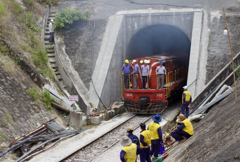 Ngành đường sắt thử tải hầm bằng tàu công trình.
