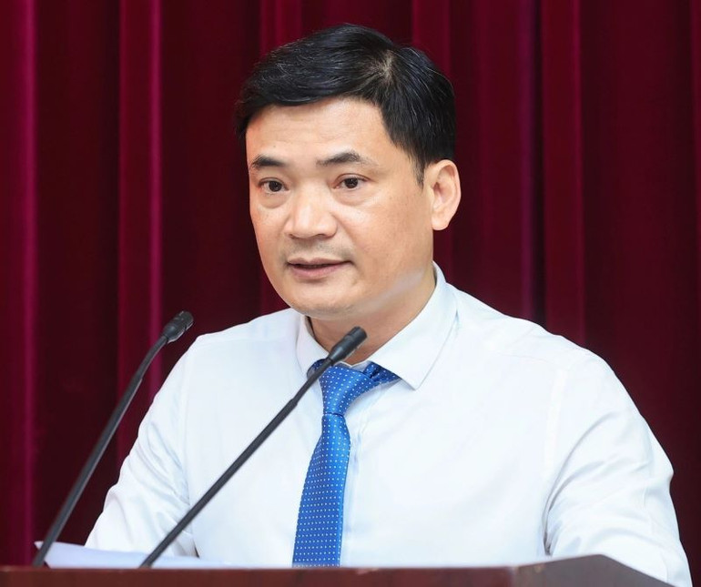 Cục trưởng Đường cao tốc Việt Nam Lâm Văn Hoàng phát biểu ý kiến nhận nhiệm vụ. Cục trưởng Đường cao tốc Việt Nam Lâm Văn Hoàng phát biểu ý kiến nhận nhiệm vụ.