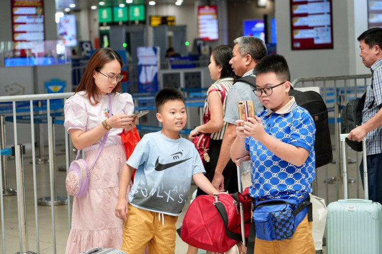 Trẻ em từ 14 tuổi trở lên nếu chưa kịp làm căn cước hoặc khách bị mất, hết hạn sử dụng hoặc bị mờ căn cước công dân, cần đến cơ quan Công an nơi cư trú để làm giấy xác nhận nhân thân, tránh bị từ chối thực hiện chuyến bay.