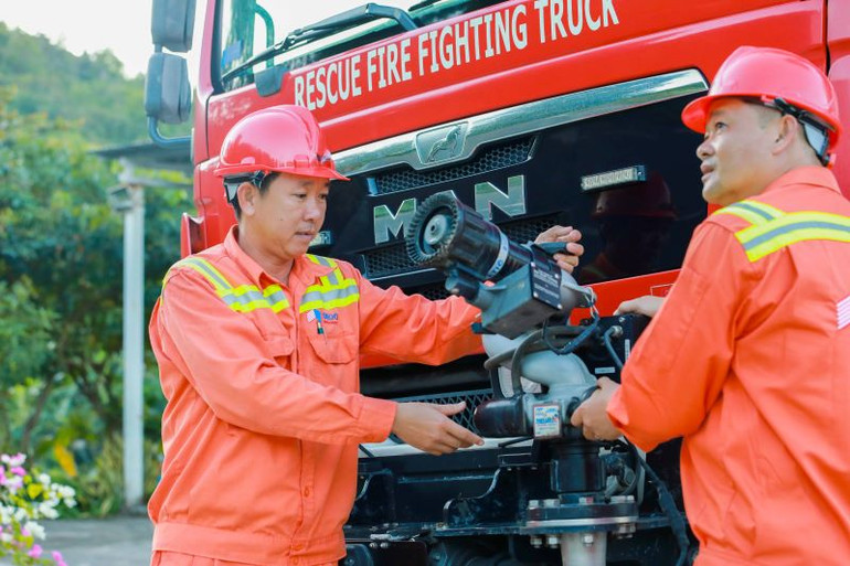 Anh Đào Văn Cẩm (trái) cùng đồng đội rèn luyện kỹ năng, thao tác sử dụng xe cứu hỏa.