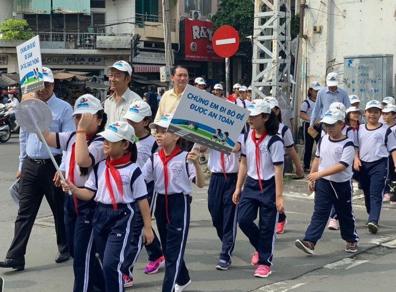 Vận động học sinh đi bộ đến trường.