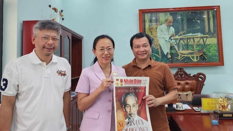 Trao tặng ấn phẩm đặc biệt của Báo Nhân Dân kỷ niệm 135 năm Ngày sinh Chủ tịch Hồ Chí Minh cho đồng chí Lê Ngọc Hân, Bí thư huyện ủy, Chủ tịch Ủy ban nhân dân huyện Cô Tô.
