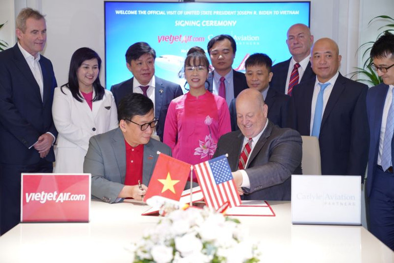 Tổng Giám đốc Vietjet Đinh Việt Phương (trái) và ông Robert Korn, Chủ tịch Carlyle Aviation Partners ký thỏa thuận tài trợ tàu bay trị giá 550 triệu USD tại Hà Nội.