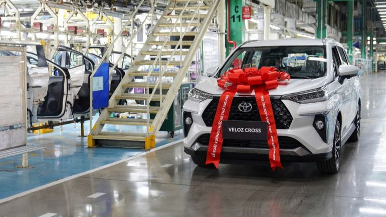 Chiếc xe xuất xưởng thứ 700.000 của Toyota Việt Nam là mẫu xe chủ lực Veloz Cross.