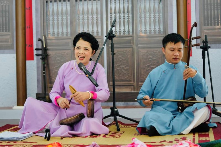 Nghệ sĩ xẩm Tạ Hạnh và nghệ sĩ đàn Vũ Tuấn.