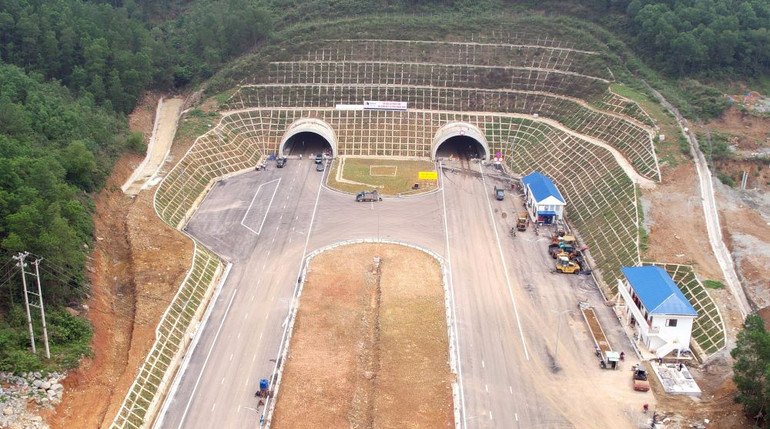 Hầm Thung Thi gồm 2 ống hầm, quy mô 3 làn xe cơ giới và 1 làn đi bộ.