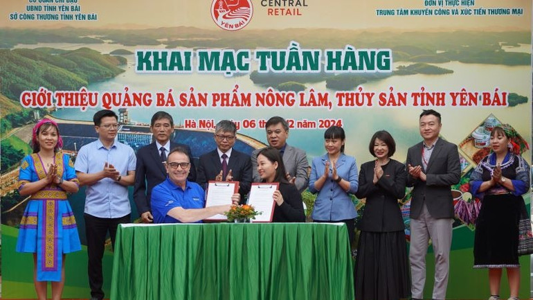 Trong lễ khai mạc Tuần hàng, đã diễn ra lễ ký thỏa thuận hợp tác giữa các đơn vị của tỉnh Yên Bái và đại diện Tập đoàn Central Retail.