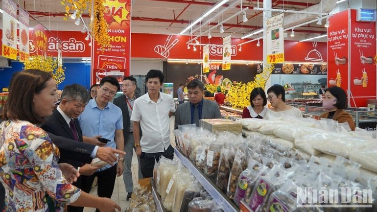 Các đại biểu tham quan khu vực bày bán sản phẩm của tỉnh Yên Bái trong siêu thị GO! Thăng Long.