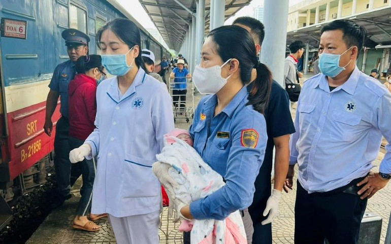 Tổ tàu SE22 đã bàn giao mẹ con sản phụ cùng hành lý, tư trang cho bộ phận khách vận của ga và nhân viên y tế địa phương.