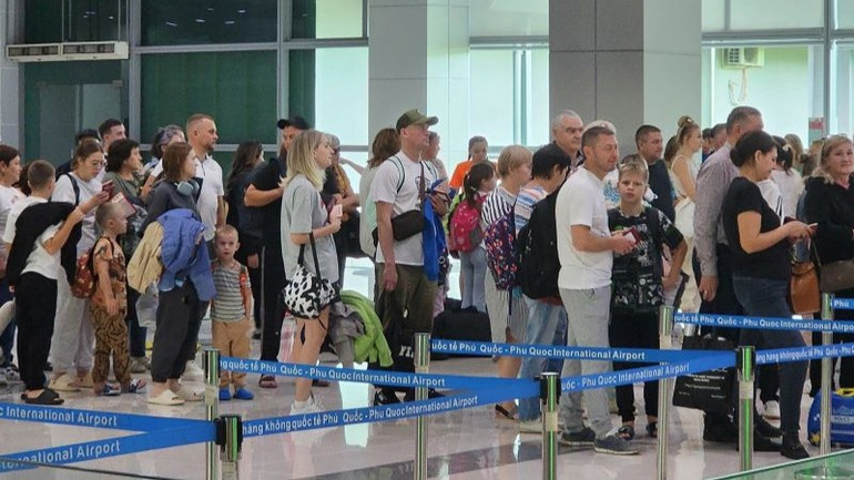 Trong dịp Tết, sân bay Phú Quốc đón lượng chuyến bay quốc tế tăng kỷ lục, do nhiều du khách khu vực Đông Bắc Á như Hàn Quốc, Đài Loan (Trung Quốc) lựa chọn là điểm đến cho kỳ nghỉ.