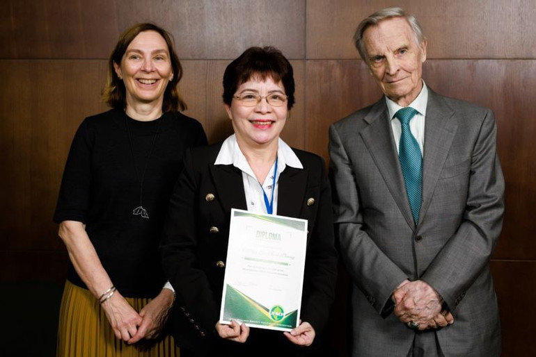 PGS,TS Lâm Hoài Phương, Phó Chủ tịch Hội Răng-hàm-mặt Việt Nam (VOSA, giữa) cùng GS Marja-Liisa Laitala (trái) và Giáo sư Kauko Mäkinen (phải).