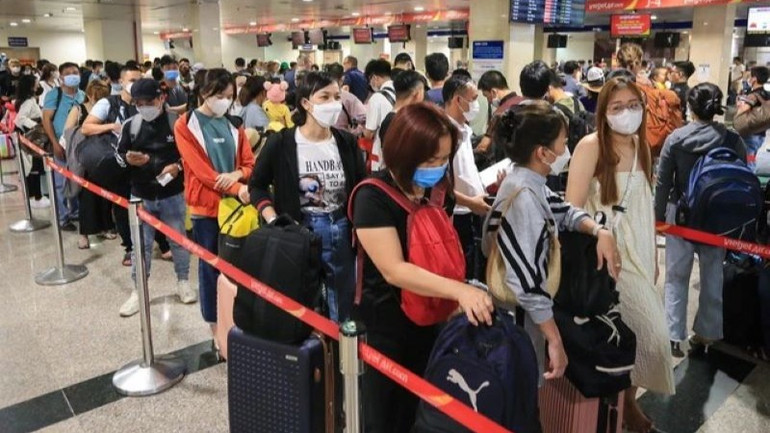 Hành khách làm thủ tục tại Cảng Hàng không quốc tế Tân Sơn Nhất.