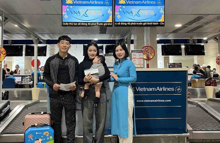 Chị Phạm Phú Linh Khương luôn tìm cách để những hành khách có nhu cầu về quê sát Tết có thể mua được vé trên những chuyến bay hồi hương. Chị Phạm Phú Linh Khương luôn tìm cách để những hành khách có nhu cầu về quê sát Tết có thể mua được vé trên những chuyến bay hồi hương.