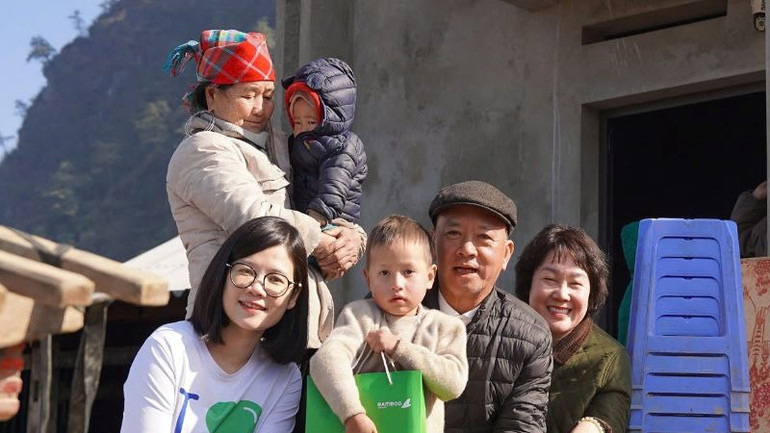 Đại diện hãng hàng không Bamboo Airways tặng quà cho các em nhỏ xã Pa Cheo (Bát Xát, Lào Cai).