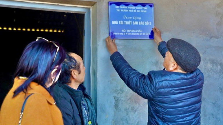 Chủ tịch Hội đồng quản trị Bamboo Airways Phan Đình Tuệ cùng đại diện nhiều doanh nghiệp gắn biển nhà tái thiết và trực tiếp bàn giao cho người dân xã Pa Cheo.