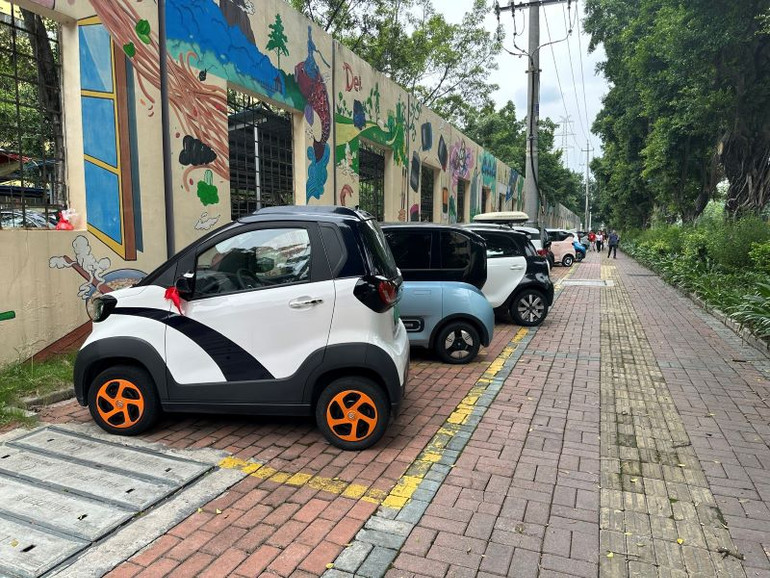 Xe điện tại điểm sạc công cộng tại thành phố Liễu Châu (Trung Quốc). Xe điện tại điểm sạc công cộng tại thành phố Liễu Châu (Trung Quốc).